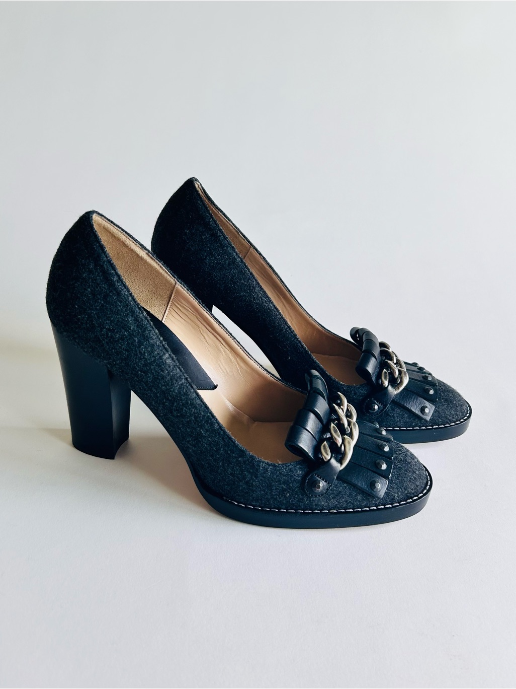 Michael Kors Grey Fabric Black Leather Silver Metal Chain Round Toe Heels Sz 7.5